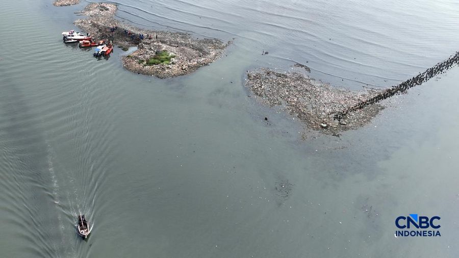 Foto udara hamparan sampah terlihat menumpuk di kawasan pesisir Muara Angke, Penjaringan, Jakarta Utara pada Rabu (3/6/2026). (CNBC Indonesia/Muhammad Sabki)