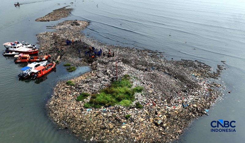 Foto udara hamparan sampah terlihat menumpuk di kawasan pesisir Muara Angke, Penjaringan, Jakarta Utara pada Rabu (3/6/2026). (CNBC Indonesia/Muhammad Sabki)