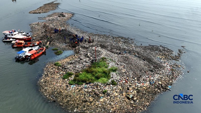 Foto udara hamparan sampah terlihat menumpuk di kawasan pesisir Muara Angke, Penjaringan, Jakarta Utara pada Rabu (3/6/2026). (CNBC Indonesia/Muhammad Sabki)