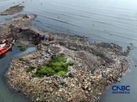 Foto udara hamparan sampah terlihat menumpuk di kawasan pesisir Muara Angke, Penjaringan, Jakarta Utara pada Rabu (3/6/2026). (CNBC Indonesia/Muhammad Sabki)