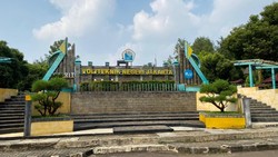 Ayah Sujud Minta Maaf Usai Mahasiswa PNJ Dipergoki Ciuman Sesama Jenis