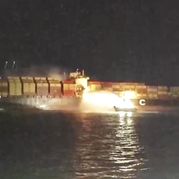 Kapal kontainer MSC Sariska V milik MSC, grup pelayaran terbesar di dunia, terkena dua proyektil saat berada di Pelabuhan Umm Qasr, Irak, pada Senin (1/6/2026). (Tangkapan Layar Video Reuters/IRAQI PORTS COMPANY MEDIA)