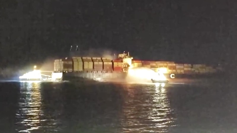 Kapal kontainer MSC Sariska V milik MSC, grup pelayaran terbesar di dunia, terkena dua proyektil saat berada di Pelabuhan Umm Qasr, Irak, pada Senin (1/6/2026). (Tangkapan Layar Video Reuters/IRAQI PORTS COMPANY MEDIA)