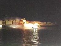 Kapal kontainer MSC Sariska V milik MSC, grup pelayaran terbesar di dunia, terkena dua proyektil saat berada di Pelabuhan Umm Qasr, Irak, pada Senin (1/6/2026). (Tangkapan Layar Video Reuters/IRAQI PORTS COMPANY MEDIA)