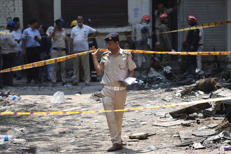 Kebakaran besar yang melanda sebuah hotel di New Delhi, India, pada Rabu (3/6/2026). (AFP/ARUN SANKAR)