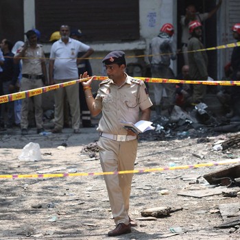 Kebakaran besar yang melanda sebuah hotel di New Delhi, India, pada Rabu (3/6/2026). (REUTERS/Adnan Abidi)