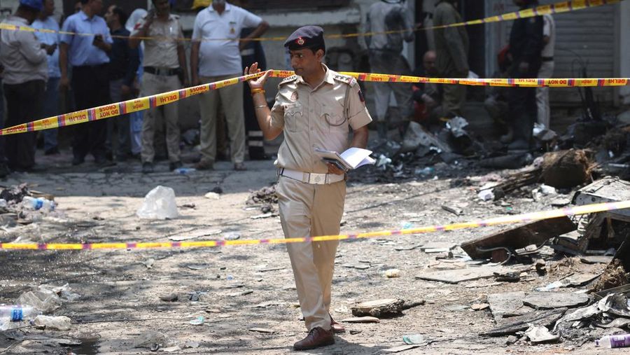 Kebakaran besar yang melanda sebuah hotel di New Delhi, India, pada Rabu (3/6/2026). (REUTERS/Adnan Abidi)