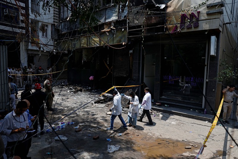 Kebakaran besar yang melanda sebuah hotel di New Delhi, India, pada Rabu (3/6/2026). (AFP/ARUN SANKAR)