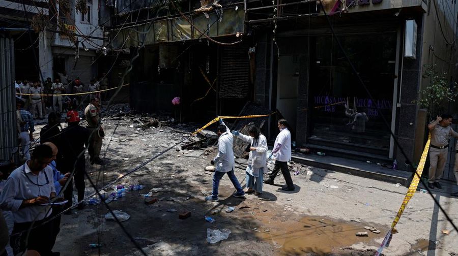 Kebakaran besar yang melanda sebuah hotel di New Delhi, India, pada Rabu (3/6/2026). (REUTERS/Adnan Abidi)