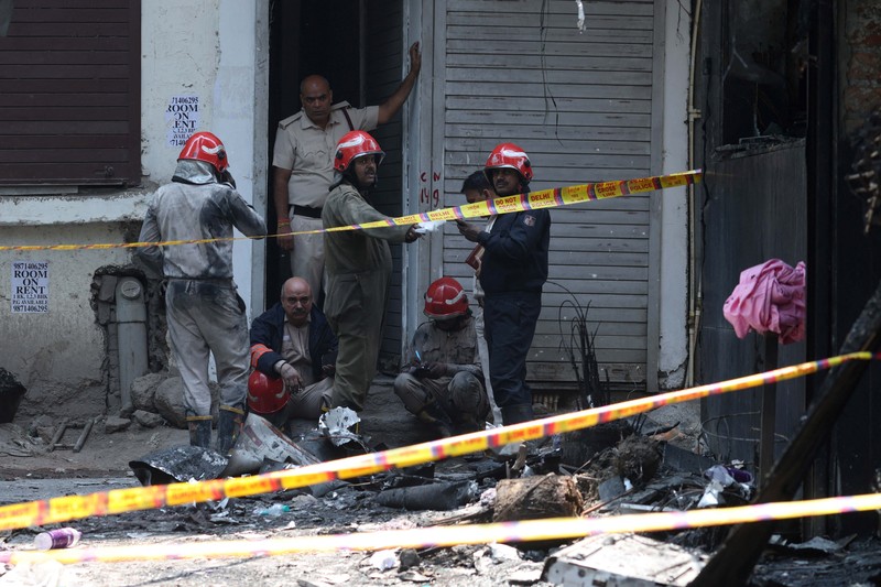 Kebakaran besar yang melanda sebuah hotel di New Delhi, India, pada Rabu (3/6/2026). (AFP/ARUN SANKAR)