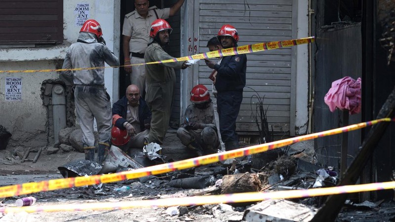 Kebakaran besar yang melanda sebuah hotel di New Delhi, India, pada Rabu (3/6/2026). (REUTERS/Adnan Abidi)