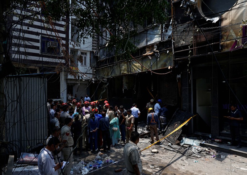 Kebakaran besar yang melanda sebuah hotel di New Delhi, India, pada Rabu (3/6/2026). (AFP/ARUN SANKAR)