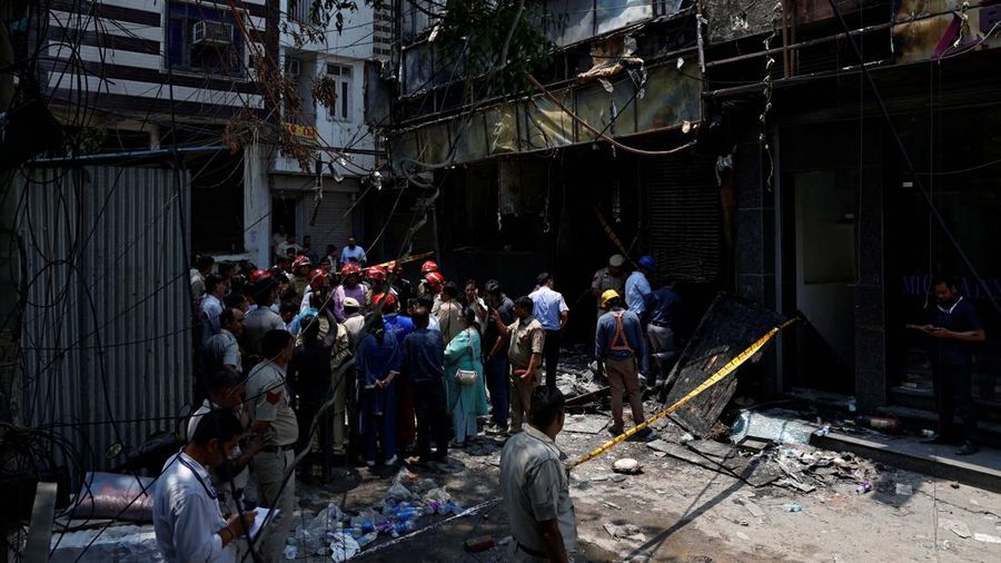 Kebakaran besar yang melanda sebuah hotel di New Delhi, India, pada Rabu (3/6/2026). (REUTERS/Adnan Abidi)