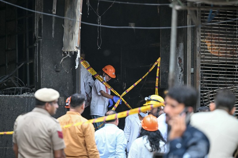Kebakaran besar yang melanda sebuah hotel di New Delhi, India, pada Rabu (3/6/2026). (AFP/ARUN SANKAR)