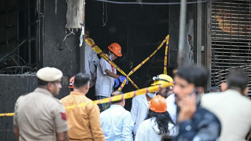 Kebakaran besar yang melanda sebuah hotel di New Delhi, India, pada Rabu (3/6/2026). (AFP/ARUN SANKAR)