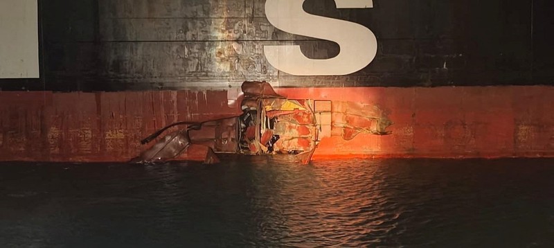 Kapal kontainer MSC Sariska V milik MSC, grup pelayaran terbesar di dunia, terkena dua proyektil saat berada di Pelabuhan Umm Qasr, Irak, pada Senin (1/6/2026). (Tangkapan Layar Video Reuters/IRAQI PORTS COMPANY MEDIA)