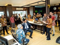 Menteri Keuangan, Purbaya Yudhi Sadewa, mengunjungi Kantor Pusat Direktorat Jenderal Perbendaharaan (DJPb). Didampingi Direktur Jenderal Perbendaharaan, Astera Primanto Bhakti, Menkeu memantau langsung proses pengelolaan kas negara, Selasa (2/6/2026)