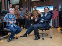 Menteri Keuangan, Purbaya Yudhi Sadewa, mengunjungi Kantor Pusat Direktorat Jenderal Perbendaharaan (DJPb). Didampingi Direktur Jenderal Perbendaharaan, Astera Primanto Bhakti, Menkeu memantau langsung proses pengelolaan kas negara, Selasa (2/6/2026)