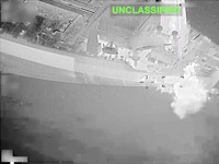 Militer AS menembakkan rudal Hellfire ke sebuah kapal tanker yang menuju Iran pada hari Selasa (2 Juni) sebagai bagian dari blokade yang diberlakukan oleh Presiden Donald Trump. (Tangkapan Layar Video Reutes/CENTCOM)