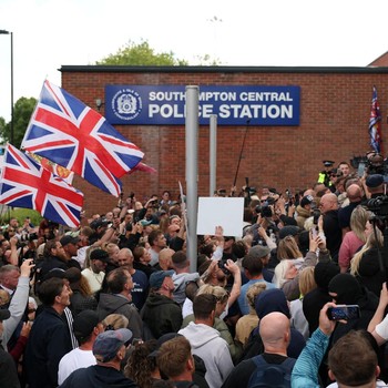 Para demonstran berkumpul di luar Kantor Polisi Pusat Southampton menyusul vonis terhadap Vikrum Digwa atas pembunuhan mahasiswa Henry Nowak, di Southampton, Inggris, 2 Juni 2026. (REUTERS/Isabel Infantes)