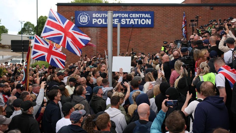 Para demonstran berkumpul di luar Kantor Polisi Pusat Southampton menyusul vonis terhadap Vikrum Digwa atas pembunuhan mahasiswa Henry Nowak, di Southampton, Inggris, 2 Juni 2026.