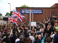Para demonstran berkumpul di luar Kantor Polisi Pusat Southampton menyusul vonis terhadap Vikrum Digwa atas pembunuhan mahasiswa Henry Nowak, di Southampton, Inggris, 2 Juni 2026. (REUTERS/Isabel Infantes)
