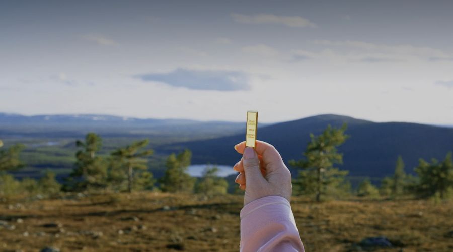 Para pelancong dapat berburu emas di bawah matahari tengah malam di Levi, Lapland Finlandia. (Dok. Levi)
