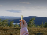 Para pelancong dapat berburu emas di bawah matahari tengah malam di Levi, Lapland Finlandia. (Dok. Levi)