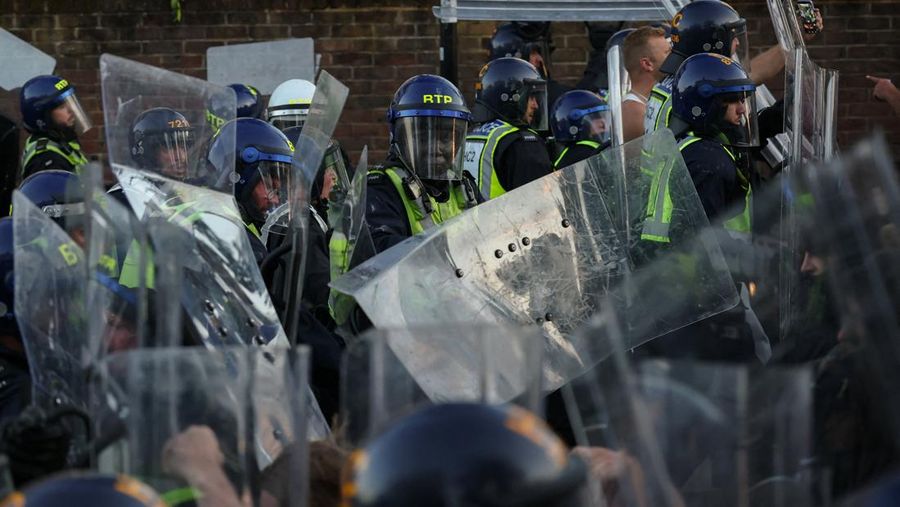 Para pengunjuk rasa bentrok dengan petugas polisi selama demonstrasi menyusul vonis terhadap Vikrum Digwa atas pembunuhan mahasiswa Henry Nowak, di Southampton, Inggris, 2 Juni 2026.