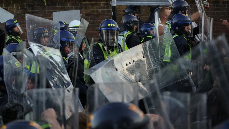 Para pengunjuk rasa bentrok dengan petugas polisi selama demonstrasi menyusul vonis terhadap Vikrum Digwa atas pembunuhan mahasiswa Henry Nowak, di Southampton, Inggris, 2 Juni 2026.