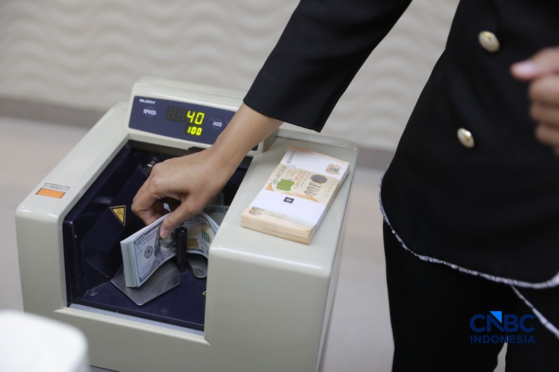 Pengunjung menukar uang di tempat penukaran uang di Money Changer VIP kawasan Kebon Sirih, Jakarta, Rabu, (3/6/2026). Nilai tukar rupiah kembali tertekan hingga menembus level Rp17.926 per dolar Amerika Serikat (AS) hari ini. (CNBC Indonesia/Muhammad Sabki)