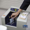 Pengunjung menukar uang di tempat penukaran uang di Money Changer Ayu Masagung kawasan Kwitang, Jakarta, Rabu, (3/6/2026). Nilai tukar rupiah kembali tertekan hingga menembus level Rp17.926 per dolar Amerika Serikat (AS) hari ini. (CNBC Indonesia/Muh