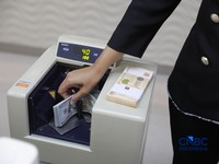 Pengunjung menukar uang di tempat penukaran uang di Money Changer Ayu Masagung kawasan Kwitang, Jakarta, Rabu, (3/6/2026). Nilai tukar rupiah kembali tertekan hingga menembus level Rp17.926 per dolar Amerika Serikat (AS) hari ini. (CNBC Indonesia/Muh