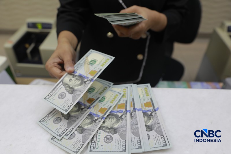 Pengunjung menukar uang di tempat penukaran uang di Money Changer VIP kawasan Kebon Sirih, Jakarta, Rabu, (3/6/2026). Nilai tukar rupiah kembali tertekan hingga menembus level Rp17.926 per dolar Amerika Serikat (AS) hari ini. (CNBC Indonesia/Muhammad Sabki)