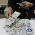 Pengunjung menukar uang di tempat penukaran uang di Money Changer Ayu Masagung kawasan Kwitang, Jakarta, Rabu, (3/6/2026). Nilai tukar rupiah kembali tertekan hingga menembus level Rp17.926 per dolar Amerika Serikat (AS) hari ini. (CNBC Indonesia/Muh
