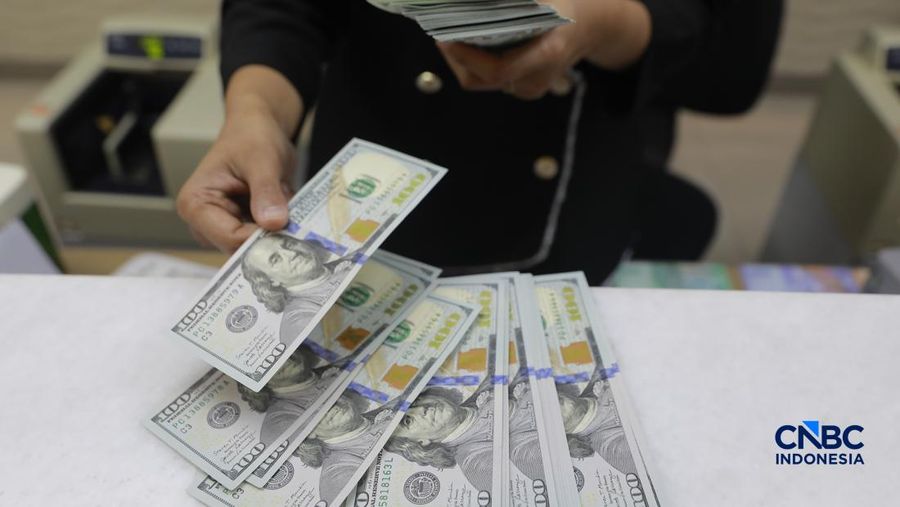 Pengunjung menukar uang di tempat penukaran uang di Money Changer Ayu Masagung kawasan Kwitang, Jakarta, Rabu, (3/6/2026). Nilai tukar rupiah kembali tertekan hingga menembus level Rp17.926 per dolar Amerika Serikat (AS) hari ini.
