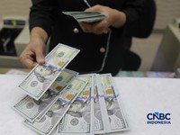 Pengunjung menukar uang di tempat penukaran uang di Money Changer Ayu Masagung kawasan Kwitang, Jakarta, Rabu, (3/6/2026). Nilai tukar rupiah kembali tertekan hingga menembus level Rp17.926 per dolar Amerika Serikat (AS) hari ini. (CNBC Indonesia/Muh