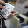 Pengunjung menukar uang di tempat penukaran uang di Money Changer Ayu Masagung kawasan Kwitang, Jakarta, Rabu, (3/6/2026). Nilai tukar rupiah kembali tertekan hingga menembus level Rp17.926 per dolar Amerika Serikat (AS) hari ini. (CNBC Indonesia/Muh