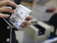 Pengunjung menukar uang di tempat penukaran uang di Money Changer Ayu Masagung kawasan Kwitang, Jakarta, Rabu, (3/6/2026). Nilai tukar rupiah kembali tertekan hingga menembus level Rp17.926 per dolar Amerika Serikat (AS) hari ini. (CNBC Indonesia/Muh