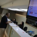 Pengunjung menukar uang di tempat penukaran uang di Money Changer Ayu Masagung kawasan Kwitang, Jakarta, Rabu, (3/6/2026). Nilai tukar rupiah kembali tertekan hingga menembus level Rp17.926 per dolar Amerika Serikat (AS) hari ini. (CNBC Indonesia/Muh