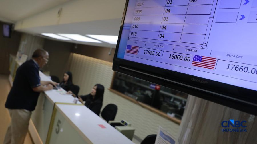 Pengunjung menukar uang di tempat penukaran uang di Money Changer Ayu Masagung kawasan Kwitang, Jakarta, Rabu, (3/6/2026). Nilai tukar rupiah kembali tertekan hingga menembus level Rp17.926 per dolar Amerika Serikat (AS) hari ini.