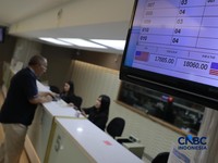 Pengunjung menukar uang di tempat penukaran uang di Money Changer Ayu Masagung kawasan Kwitang, Jakarta, Rabu, (3/6/2026). Nilai tukar rupiah kembali tertekan hingga menembus level Rp17.926 per dolar Amerika Serikat (AS) hari ini. (CNBC Indonesia/Muh