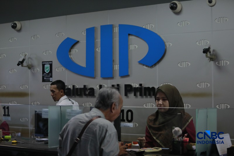 Pengunjung menukar uang di tempat penukaran uang di Money Changer VIP kawasan Kebon Sirih, Jakarta, Rabu, (3/6/2026). Nilai tukar rupiah kembali tertekan hingga menembus level Rp17.926 per dolar Amerika Serikat (AS) hari ini. (CNBC Indonesia/Muhammad Sabki)