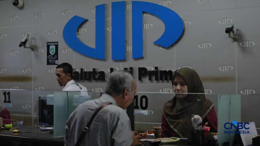 Pengunjung menukar uang di tempat penukaran uang di Money Changer VIP kawasan Kebon Sirih, Jakarta, Rabu, (3/6/2026). Nilai tukar rupiah kembali tertekan hingga menembus level Rp17.926 per dolar Amerika Serikat (AS) hari ini. (CNBC Indonesia/Muhammad