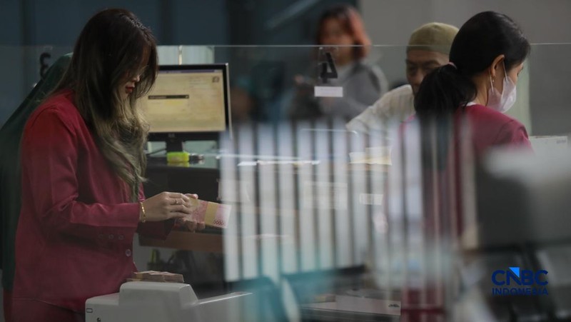 Pengunjung menukar uang di tempat penukaran uang di Money Changer VIP kawasan Kebon Sirih, Jakarta, Rabu, (3/6/2026). Nilai tukar rupiah kembali tertekan hingga menembus level Rp17.926 per dolar Amerika Serikat (AS) hari ini.