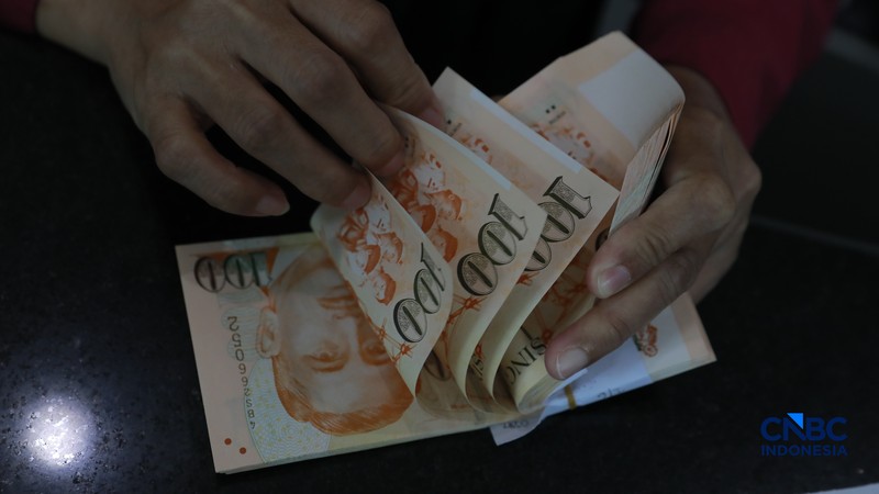 Pengunjung menukar uang di tempat penukaran uang di Money Changer VIP kawasan Kebon Sirih, Jakarta, Rabu, (3/6/2026). Nilai tukar rupiah kembali tertekan hingga menembus level Rp17.926 per dolar Amerika Serikat (AS) hari ini. (CNBC Indonesia/Muhammad Sabki)