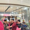 Penyidik Jaksa Agung Muda Bidang Pidana Khusus Kejaksaan Agung menggelandang mantan kepala Badan Gizi Nasional Dadan Hindayana ke dalam mobil tahanan yang terparkir di depan Gedung Jampidsus Kejagung, Jakarta Selatan, Rabu (3/6/2026). (CNBC Indonesia