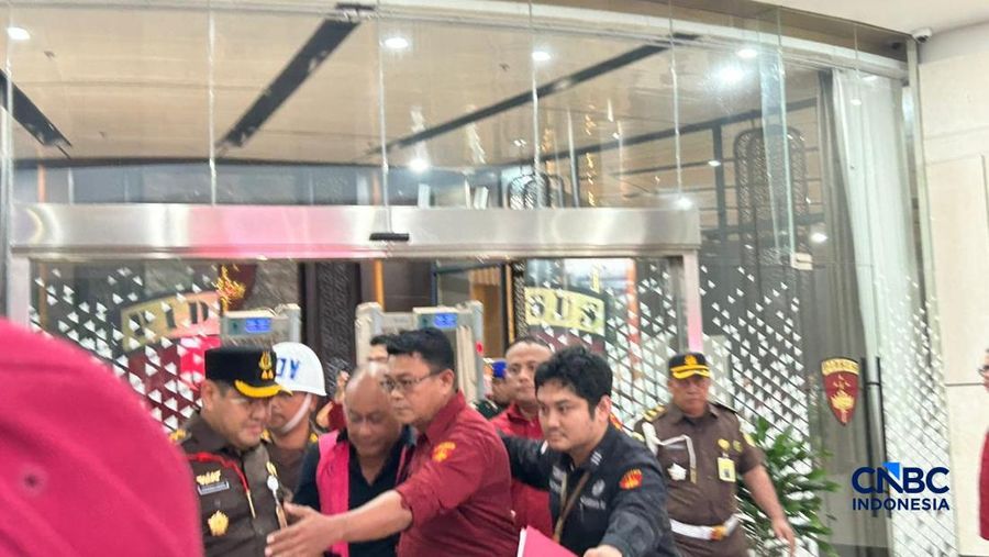 Penyidik Jaksa Agung Muda Bidang Pidana Khusus Kejaksaan Agung menggelandang mantan kepala Badan Gizi Nasional Dadan Hindayana ke dalam mobil tahanan yang terparkir di depan Gedung Jampidsus Kejagung, Jakarta Selatan, Rabu (3/6/2026). (CNBC Indonesia