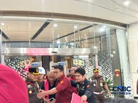 Penyidik Jaksa Agung Muda Bidang Pidana Khusus Kejaksaan Agung menggelandang mantan kepala Badan Gizi Nasional Dadan Hindayana ke dalam mobil tahanan yang terparkir di depan Gedung Jampidsus Kejagung, Jakarta Selatan, Rabu (3/6/2026). (CNBC Indonesia