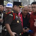 Penyidik Jaksa Agung Muda Bidang Pidana Khusus Kejaksaan Agung menggelandang mantan kepala Badan Gizi Nasional Dadan Hindayana ke dalam mobil tahanan yang terparkir di depan Gedung Jampidsus Kejagung, Jakarta Selatan, Rabu (3/6/2026). (CNBC Indonesia